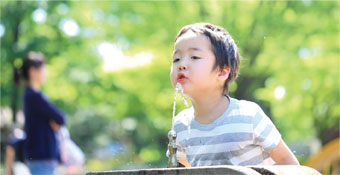 水を飲む男の子