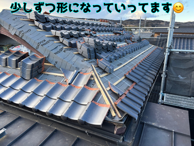 和瓦を順番に取付、少しずつ形になっていってます