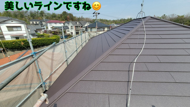 スーパーガルテクト葺きあがり、美しいラインですね