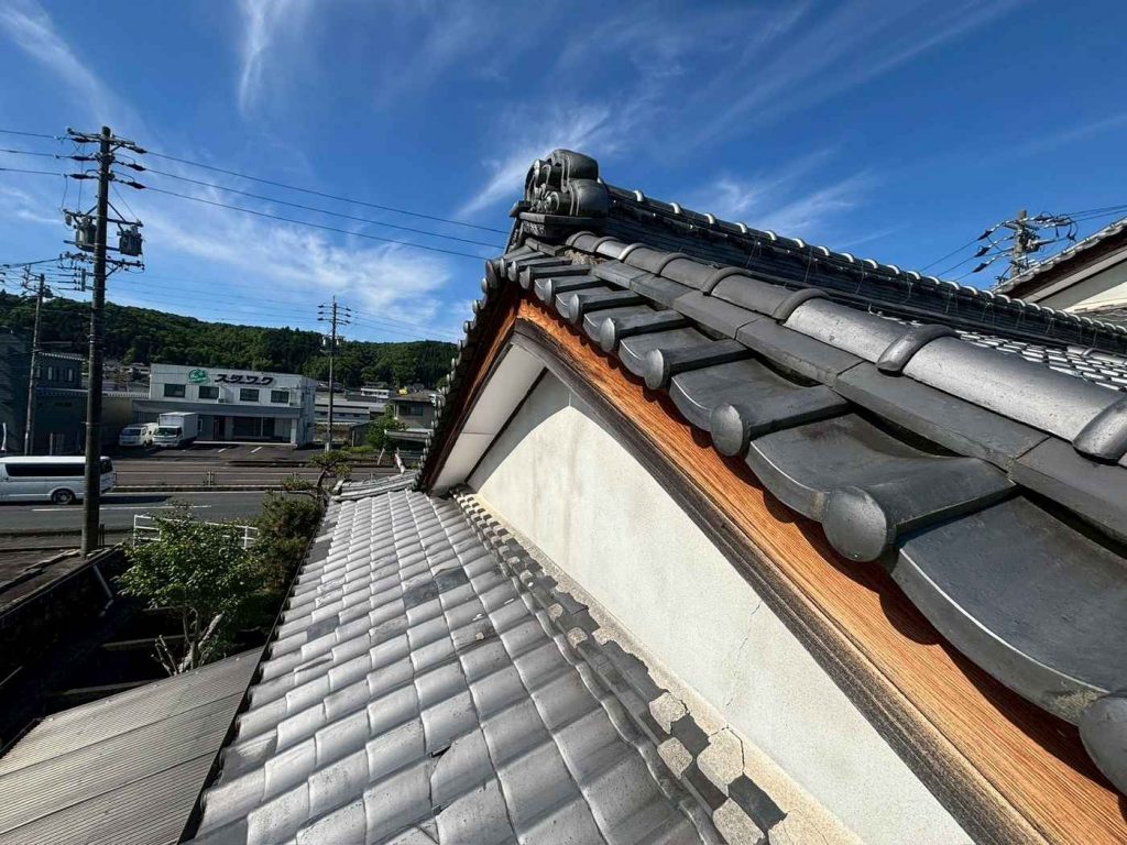 瓦屋根の棟の全景
