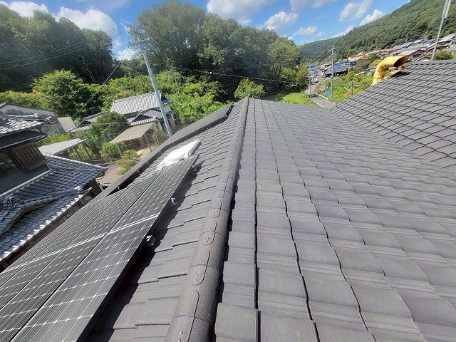 多治見市市之倉町の瓦屋根。棟換気を新設し、通気性を確保した施工後の棟部分。外観は変わらず美しく仕上がっている。