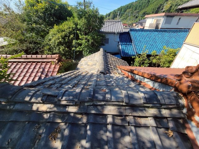 多治見市喜多町にて雨漏り部の葺き替え工事前の瓦屋根の写真