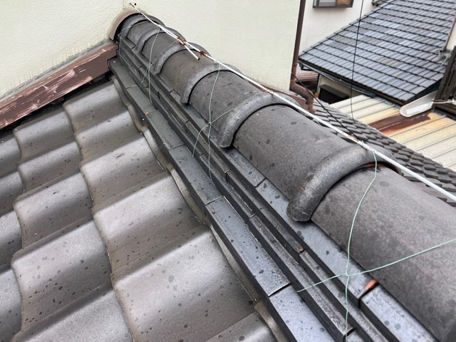 瀬戸市窯元町にて現地調査！劣化した棟瓦や割れた平瓦や瓦のズレを確認！