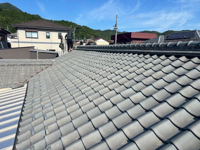 岐阜市加野にて葺き替え工事前の灰色の和瓦が整然と並ぶ屋根全体の様子
