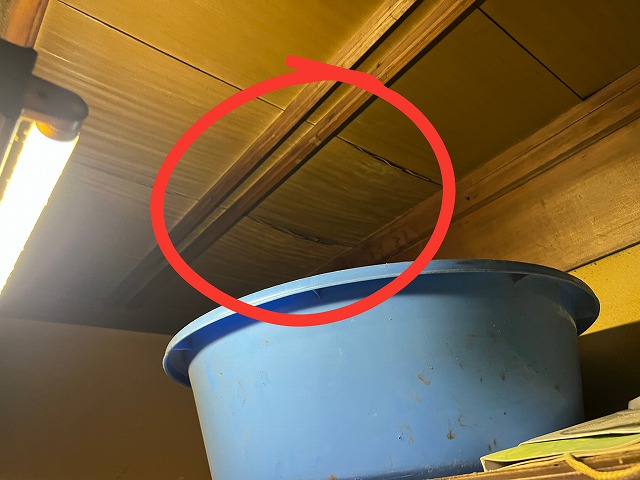 土岐市土岐津町で現地調査｜部屋の角から雨漏り、赤い和瓦の谷ずれは部分葺き直しで復旧