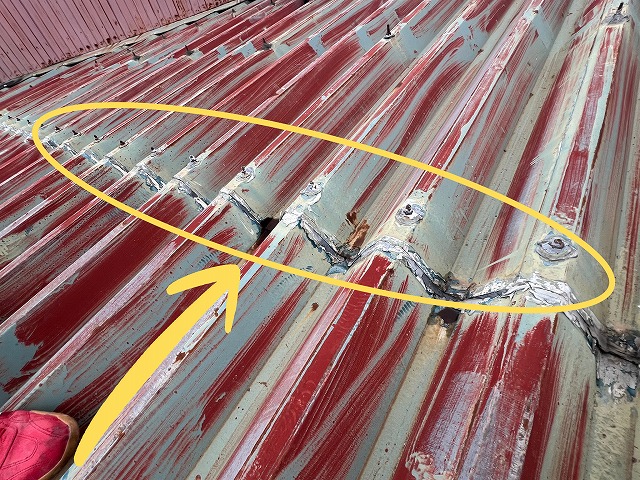 可児市店舗　施工前の折半屋根　屋根のつなぎ目のコーキングの劣化