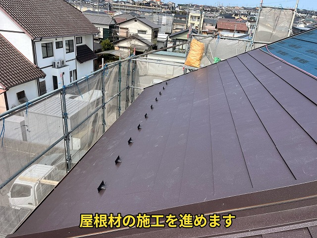 屋根材施工中の屋根