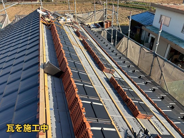 瓦を葺き進める作業