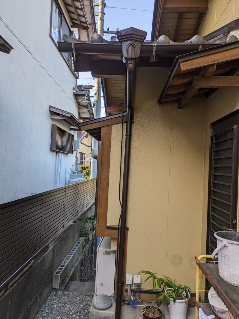 新しい竪樋の全景