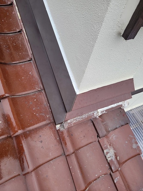 壁と屋根の取り合い部分に捨て水切りを設置した完工後の様子。雨水の侵入を防ぐため、壁際に沿ってきれいに施工されている。