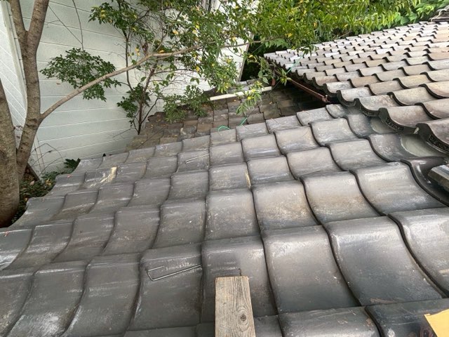 多治見市神楽町にて瓦のズレが生じ下地がむき出しになって雨漏りをしていた屋根を部分葺き直しにて修理後の様子を写した写真