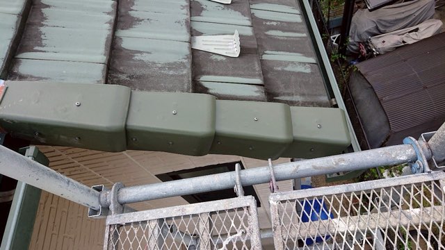 上から見た袖瓦の固定状況。まっすぐ揃い、美観と安全性が向上