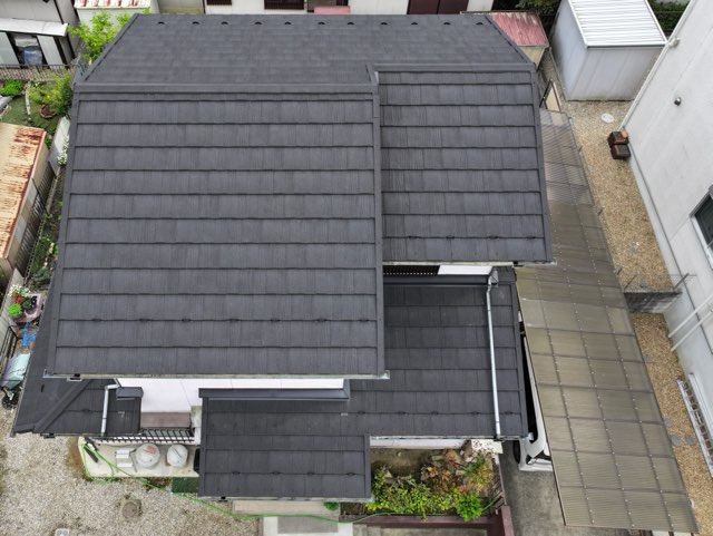 屋根全体を真上から撮影した完工後の全景。Tルーフの木目調がよく映えています