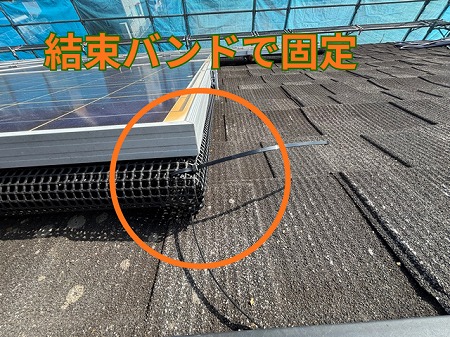 可児市にて結束バンドでネット固定作業の様子