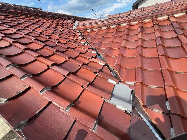 土岐市土岐津町　屋根からの雨漏り　谷部を見ると桟瓦がズレているのがわかります　