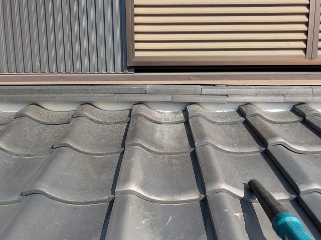 多治見市滝呂町にて鬼廻りのコーキング打ちと漆喰補修を行った完工後の屋根写真。瓦のズレや隙間が解消され、壁際部分もきれいに仕上がっている様子。