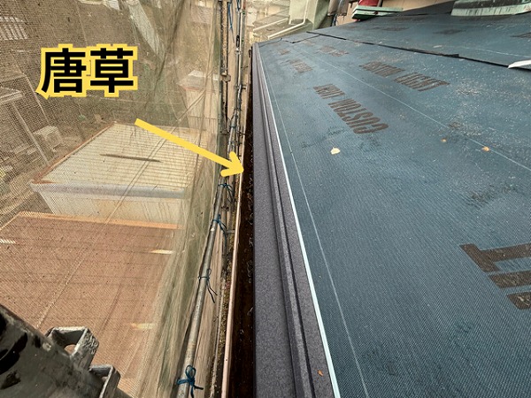 可児市緑ヶ丘にて唐草板金施工の様子