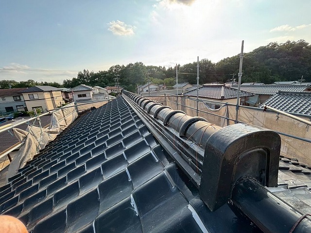 瓦屋根の棟積み替え工事と雨樋交換工事が完了した可児市緑ヶ丘の二階建て住宅。棟がまっすぐ整い、屋根全体が引き締まった仕上がり。