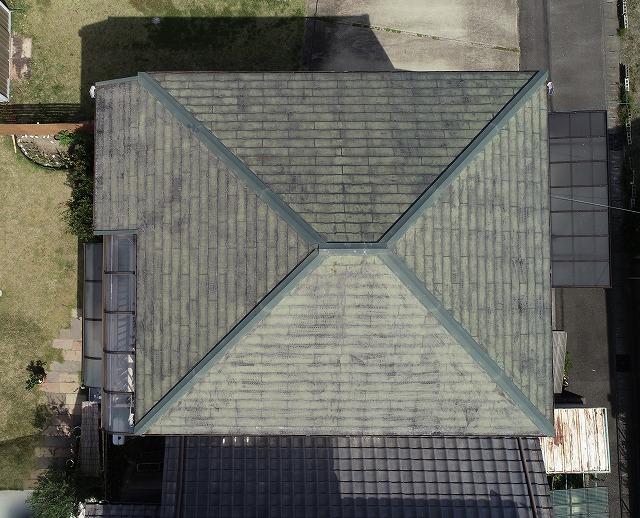 築30年のスレート屋根を上空から撮影した写真。全体に色あせ・黒ずみが広がり、表面の劣化やひび割れが確認できる状態。
