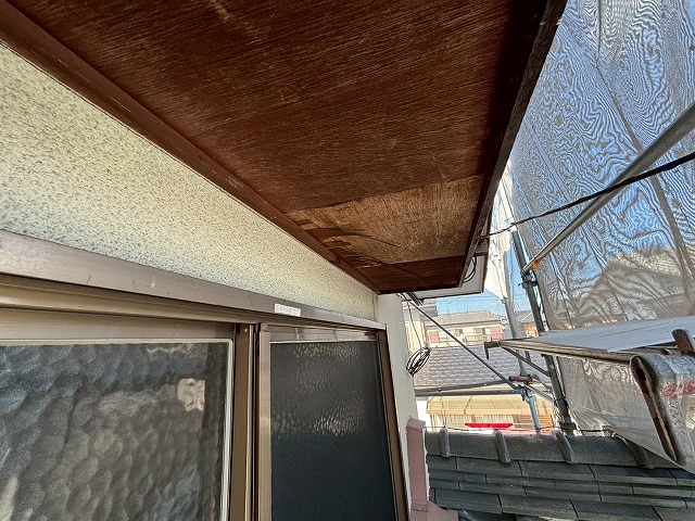 可児市　軒天工事　化粧ベニヤが劣化しています。化粧ベニヤは経年劣化で捲れやすい材料です