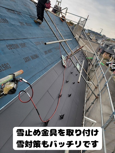 美濃加茂　カバールーフ着工　まずは手作業でドーマーを解体します。次に粘着防水シートを貼り付けて役物の取り付け。雪止め金具も取り付け雪対策もバッチリ