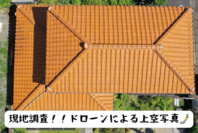 ドローンで上空から撮影した瓦屋根全体の様子。屋根の形状や劣化の有無を確認するための現地調査写真