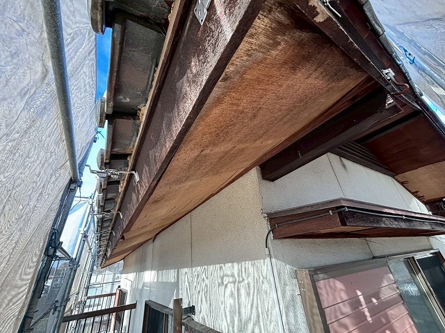 可児市　軒天工事　化粧ベニヤが劣化しています。化粧ベニヤは経年劣化で捲れやすい材料です
