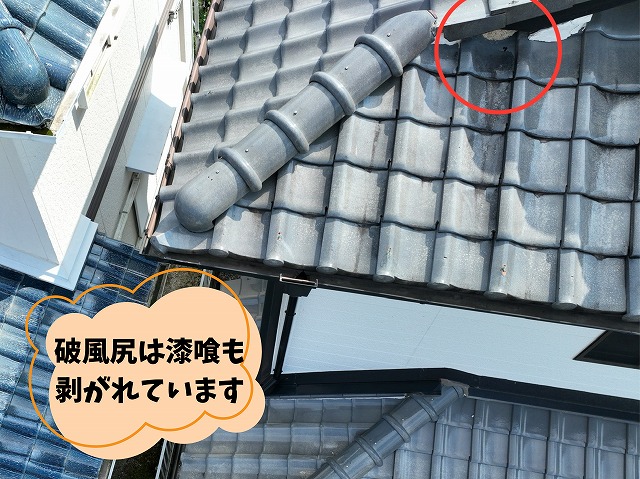 美濃加茂　棟の修理　瓦が落ちてきたとご連絡　ドローンで調査しました　抜け落ちた瓦以外もずれて下のラインが揃っていません　破風尻の部分は漆喰も剝がれています