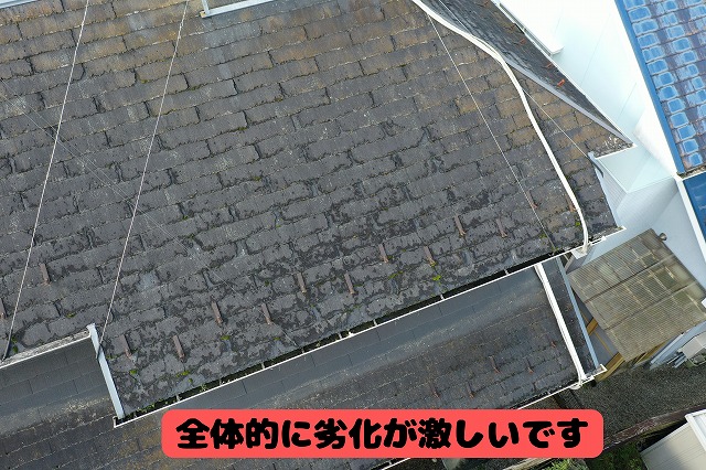 美濃加茂　劣化したパミール屋根　製品上の問題のある屋根材です。場所によっては今にも落ちてきそうな屋根材も。ほかの部分も全体的に劣化が激しいです