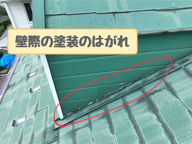 壁際の塗装のはがれ