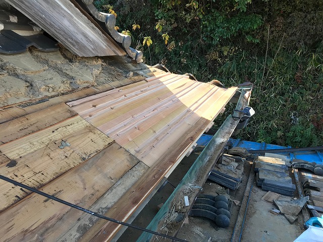 多治見市　小名田町　瓦をめくると化粧板が腐っていたため交換します。化粧板交換後の写真