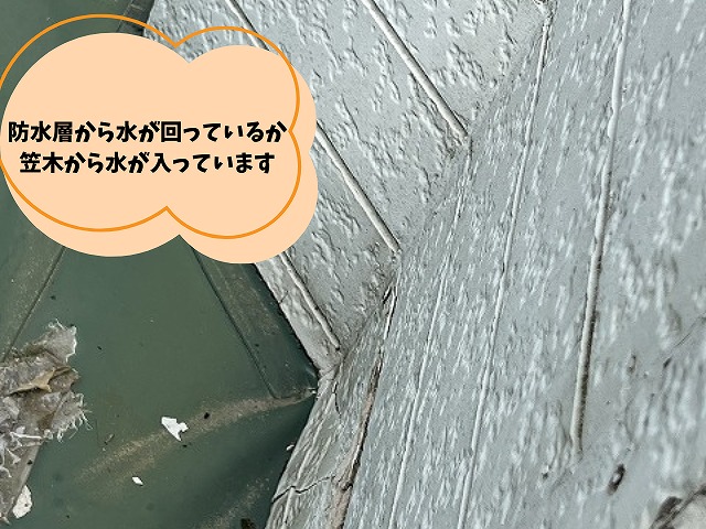 可児市　ベランダ周りのサイディング　外からパッと見た感じでも手すりや格子のあたりから水の垂れた跡が確認できます。ベランダの内側から確認するとサイディングが水を吸って剥離しているのが確認できます。こちらも同様に劣化しています