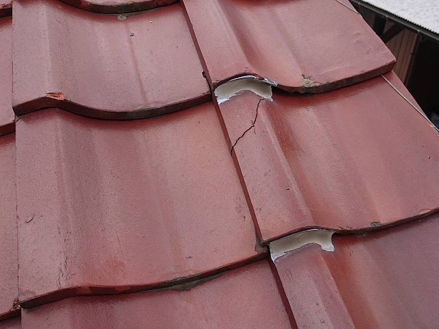 棟際の瓦に欠けとひび割れが見られる