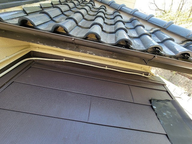 豊田市木瀬町にて玄関屋根庇カバーと棟積み替えで安心と満足の声