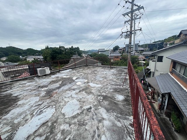 多治見市滝呂町にて屋上から雨漏り。防水加工が劣化しボロボロになってしまっている施工前の屋上写真