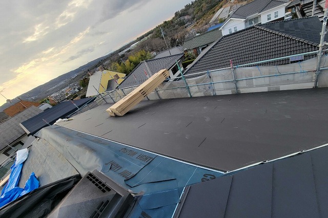 美濃加茂市　屋根材を荷揚げした後、順番にガルテクト本体を張り付けます