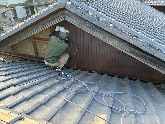 可児市　陸谷交換　外した瓦と壁の角波を復旧します