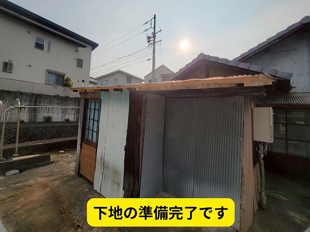 可児　波板交換中　まずは古い波板の撤去から　腐っている垂木も交換します　続いて波板取付用の下地の設置　下準備完了です