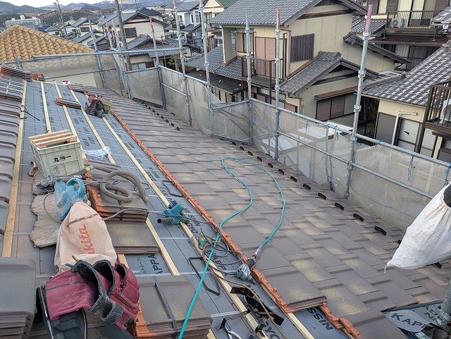 瓦専用の釘を使用し、しっかりと固定