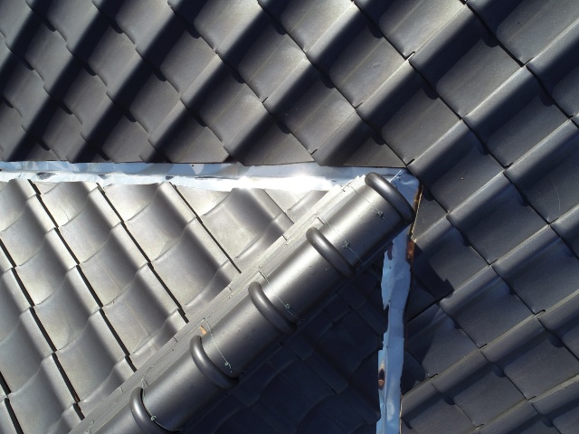 多治見市希望ヶ丘　谷板金穴