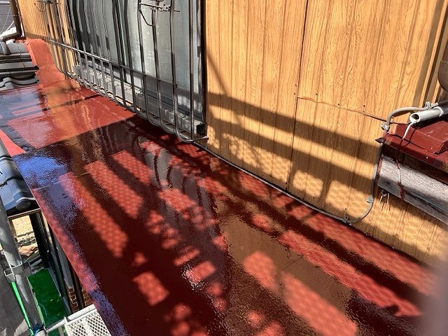 多治見市平井町の庇塗装完了後、艶のある濃いブラウンに仕上がり、防水性と美観が回復した鉄部の様子。