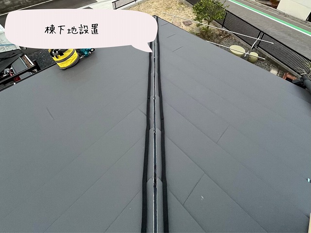 棟部分に新しい下地木材を取り付けている様子。棟板金固定のための準備工程。