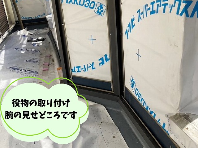 可児市　ベランダ周りのサイディング　まずは下準備として透湿シートを貼り付けます。その後役物の取り付け、細かい作業なので腕の見せどころです