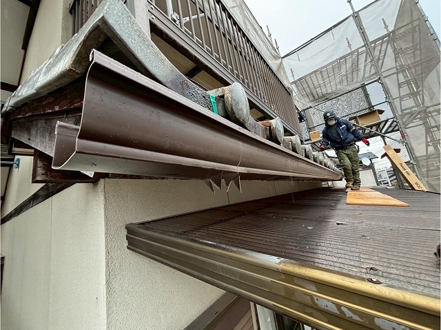美濃加茂市　雨どい工事　まずは軒樋を撤去し吊り金具を止めつけます。次に軒樋の取り付け　パナソニックPC 50　軒樋取付後の写真