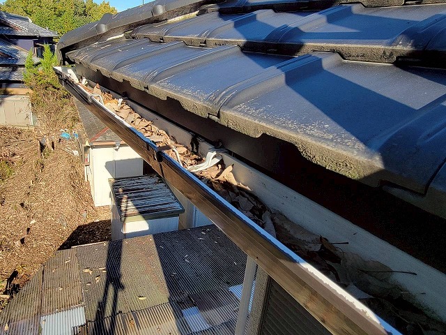 土岐市土岐津町　雨樋汚れ