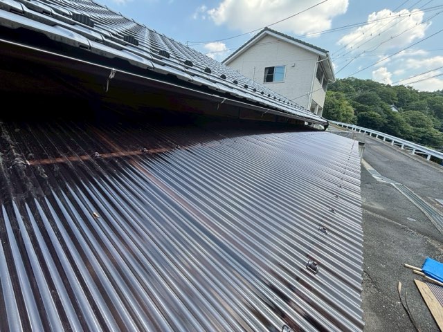 多治見市平和町にて波板交換工事。新しい波板が設置され綺麗になった施工後の写真。
