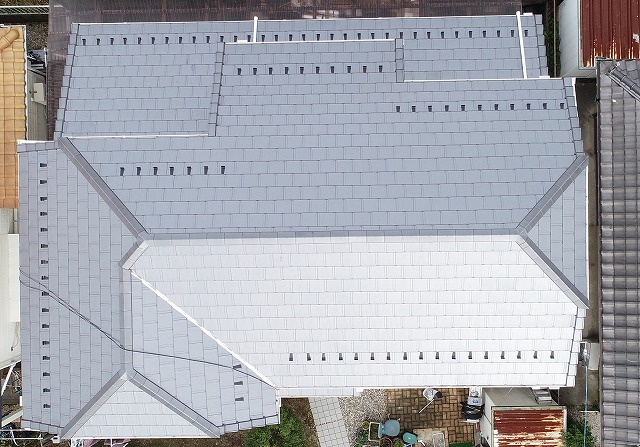 多治見市希望ヶ丘の屋根葺き替え工事・外壁塗装工事・雨樋交換工事完了後の住宅全体を上空から撮影した写真