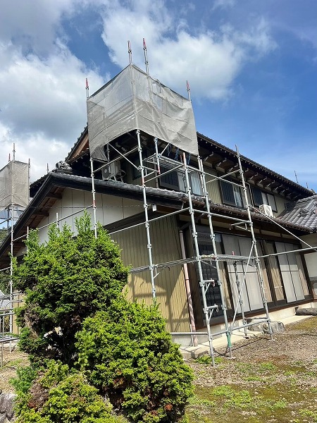 多治見市にて足場とネットで覆われた家の全景