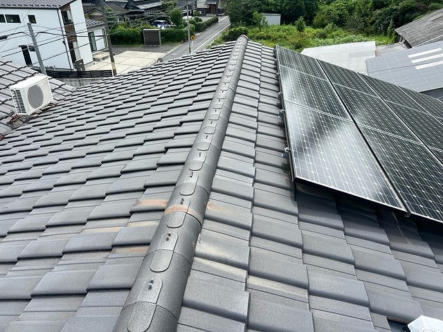 多治見市市之倉町の瓦屋根。棟換気が未設置の状態で、屋根裏に熱や湿気がこもりやすい施工前の様子。