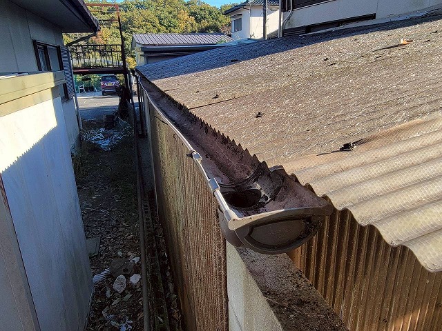 土岐市土岐津町　雨樋ゆがみ